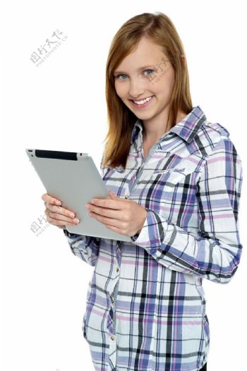 玩平板电脑的女大学生图片
