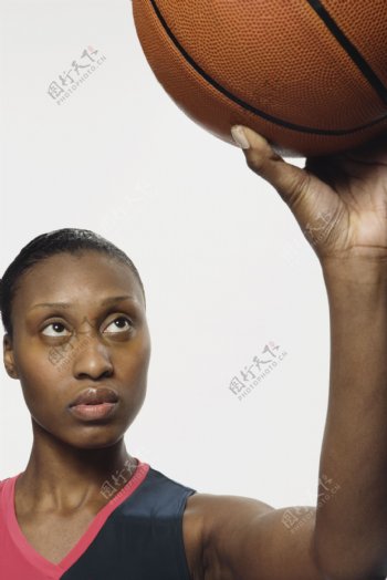 手拿篮球的运动员图片