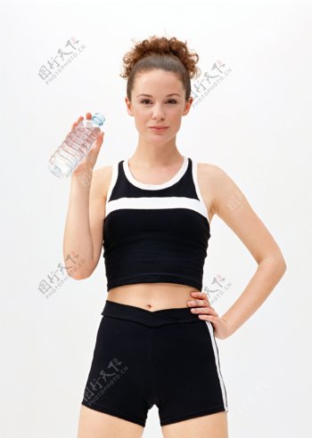 喝水的健美女性图片