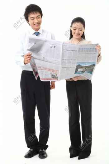 正在看报纸的商务男女图片