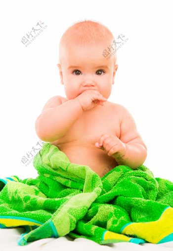 吃手指的男婴图片