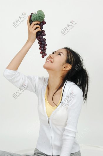 准备吃葡萄的少女图片