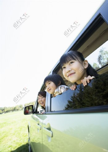 坐车郊游的幸福家庭图片