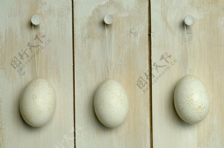 木板上的鸡蛋图片