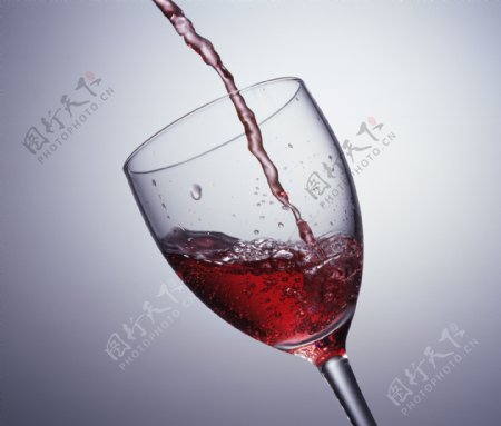 倒入杯中的红酒写真图片图片