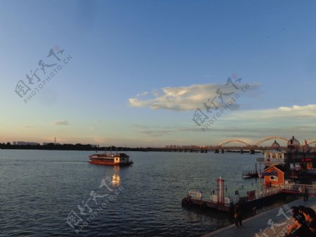 夕阳下的哈尔滨松花江畔图片
