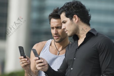 正在看手机的两个男人图片
