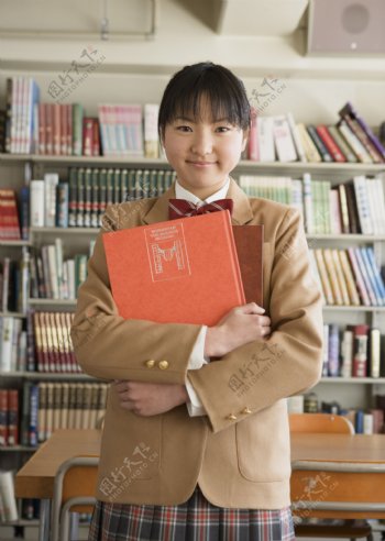 抱着书本的高中女生图片