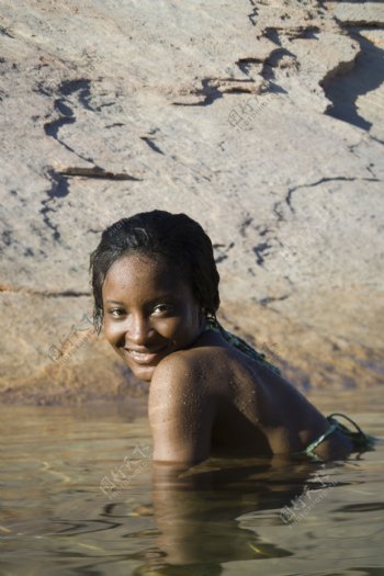 游泳的黑人女性图片
