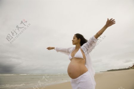 沙滩上的孕妇图片