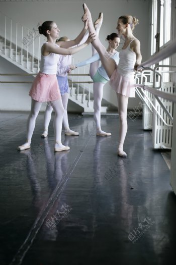 正在压腿的芭蕾舞女演员图片