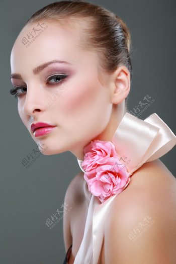颈部装饰着玫瑰花的美女图片