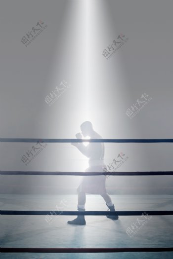 在擂台上训练的男性拳击运动员图片