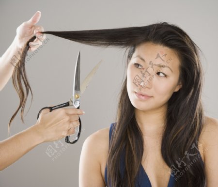 剪头发的中国女人图片