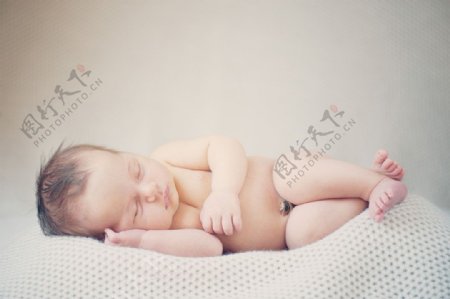 睡熟的婴幼儿图片