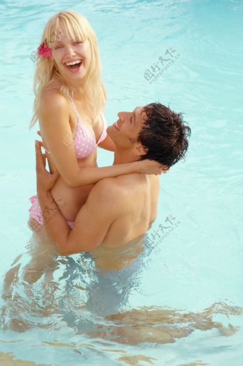 泳池里开心的夫妻图片