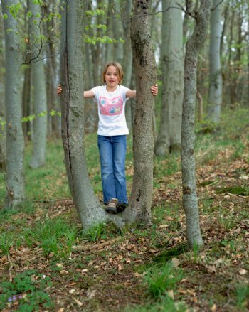森林里的小女孩图片