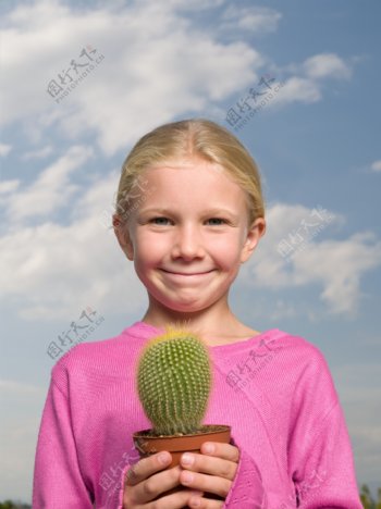 拿着植物微笑的女孩图片