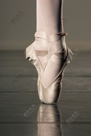 练习芭蕾舞蹈的女演员图片