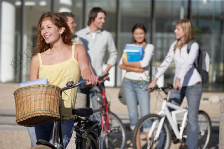 推着自行车的大学生图片
