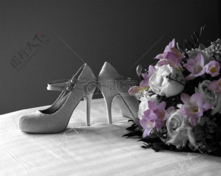 庆典桌上的婚鞋各鲜花