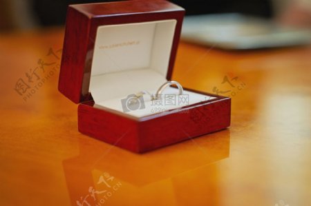 木盒里的婚戒指