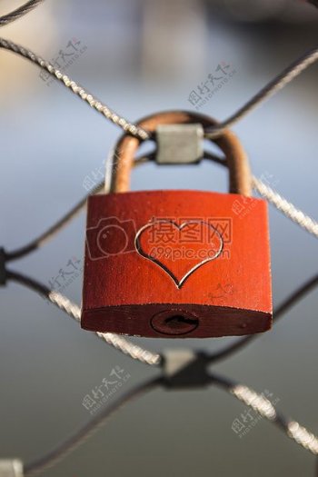 象征爱情的挂锁