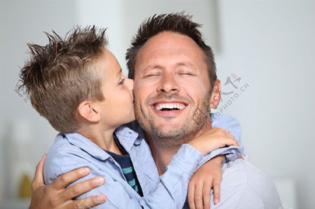 亲吻爸爸的儿子图片