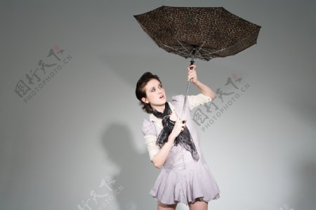 撑着伞的时尚美女图片