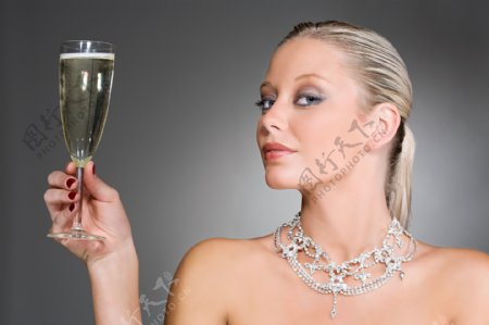 端酒杯带钻石项链的贵妇人图片图片