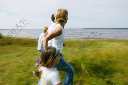 奔跑中的家庭人物图片