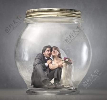 罐子里的新婚夫妻图片