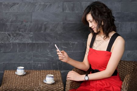 咖啡馆看手机的女人图片