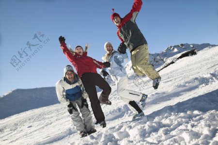 雪地上跳跃的男女图片