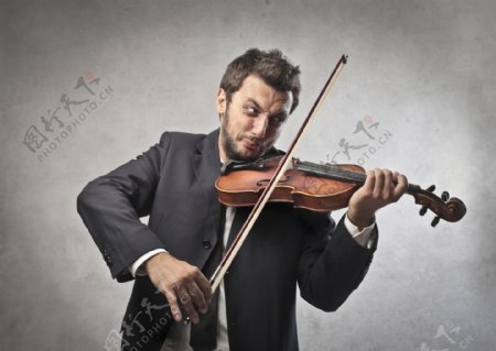 拉小提琴的商务男士图片