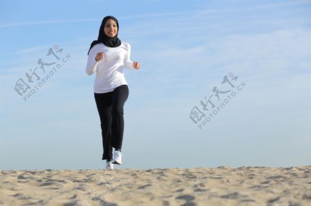 沙漠跑步的美女图片
