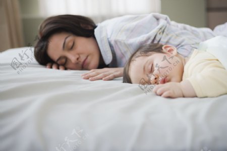 和宝宝一起睡觉的母亲图片