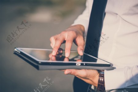 触摸平板电脑的商务男人图片