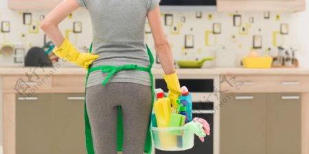 做厨房卫生的清洁女人图片