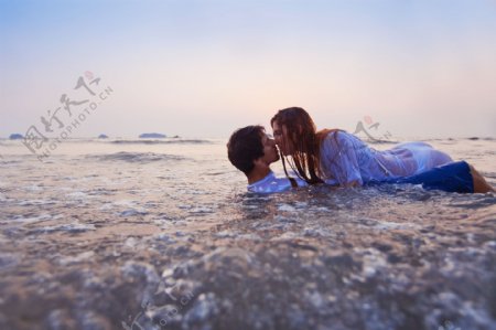 水里接吻的情侣图片