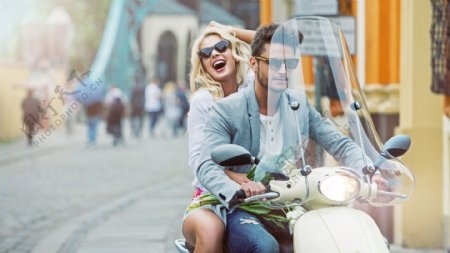 开心骑摩托车的情侣图片