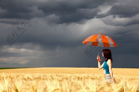 女人与伞图片