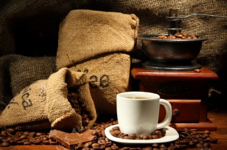 美味咖啡与咖啡研磨机图片