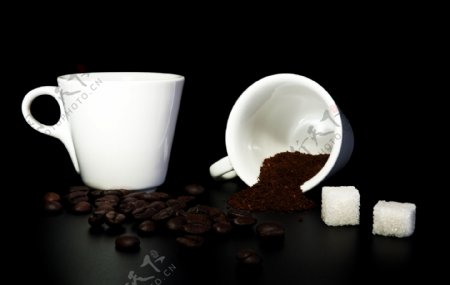 咖啡豆与白色咖啡杯图片