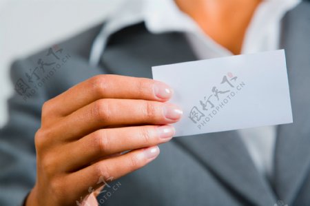 手拿空白卡片的商务女性图片
