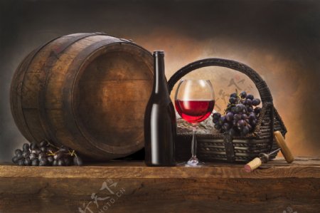 木桶和红酒葡萄图片