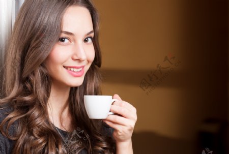 微笑喝咖啡的美女图片