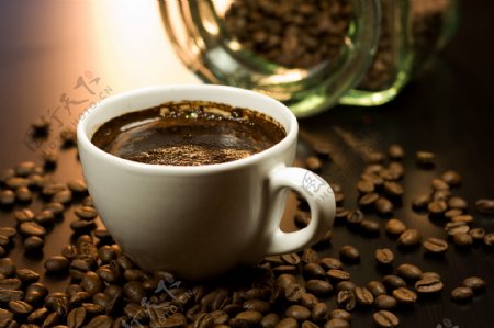 浓郁咖啡与咖啡豆图片