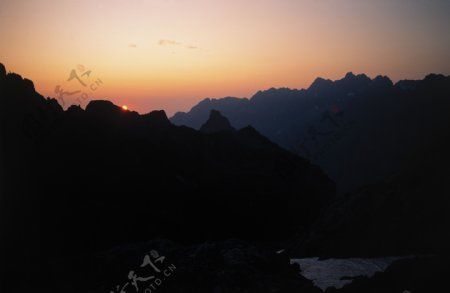 夕阳黄昏高山景色图片