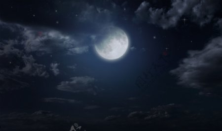 乌云里的月亮图片